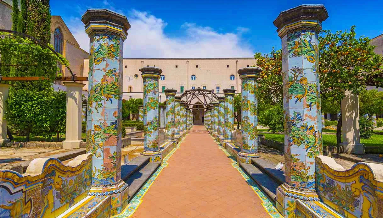 Il Monastero di Santa Chiara: Storie e Curiosità dal Cuore di Napoli