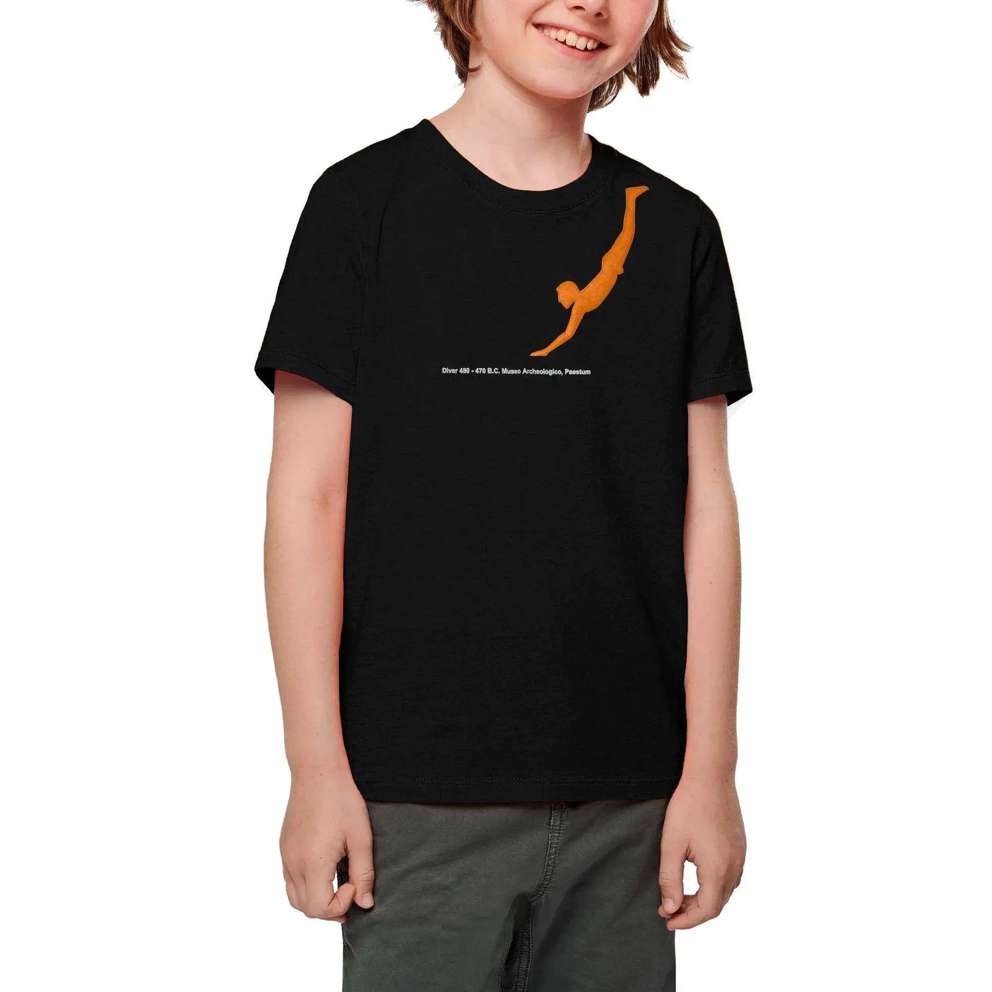 T Shirt bambini nera con stampa del tuffatore di Paestum indossata